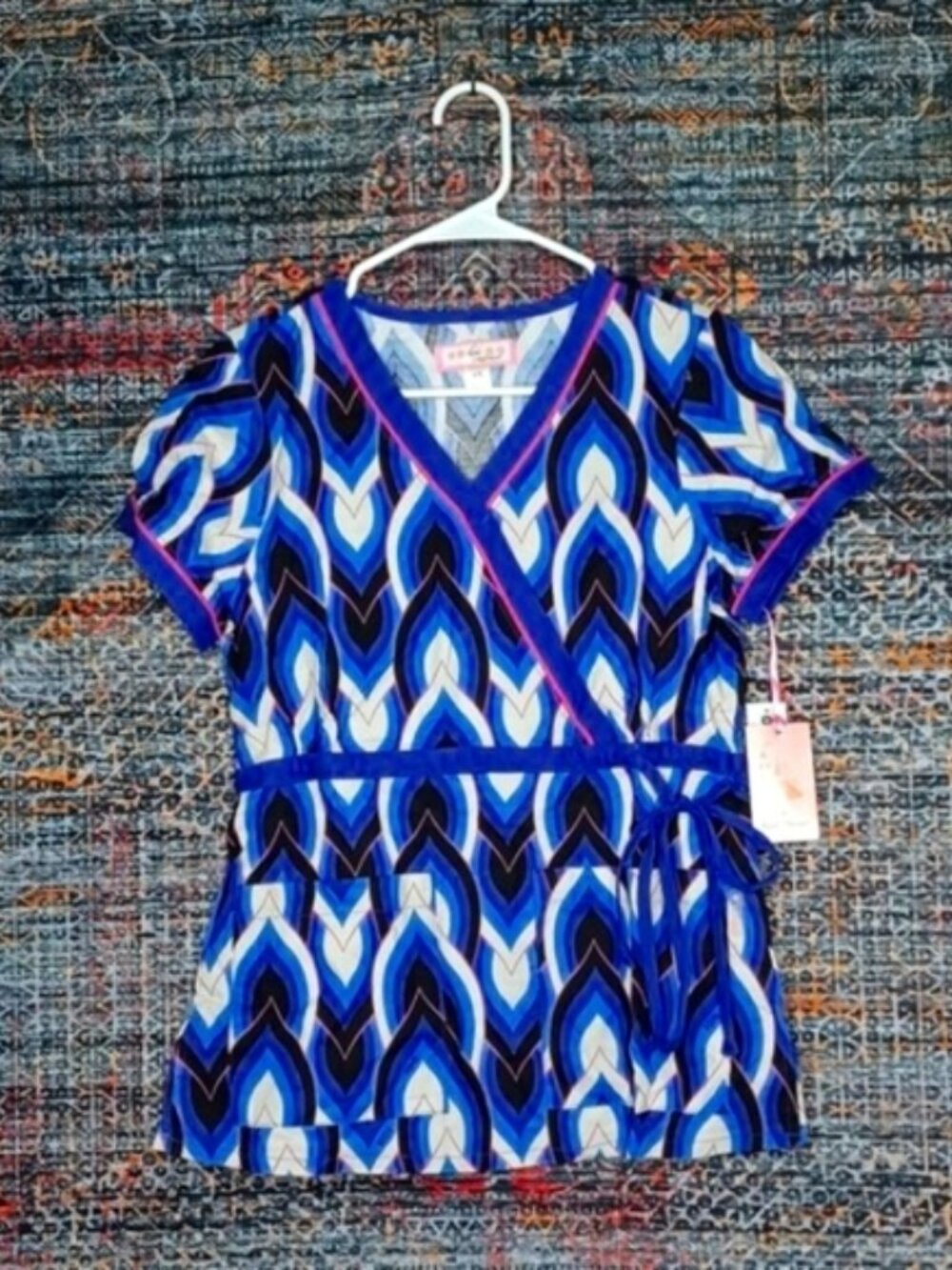 Kathy Peterson koi womens colorful Kathryn Dove geometric vneck scrub top XS NWT